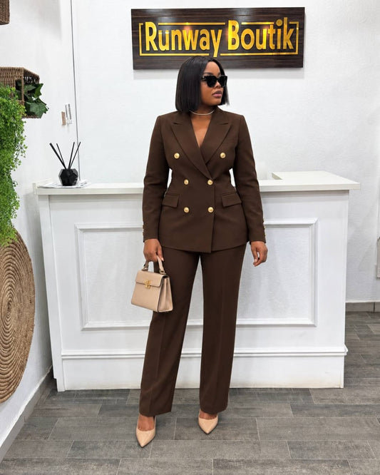 Ensemble tailleur blazer croisé à double boutonnage et pantalon droit.
