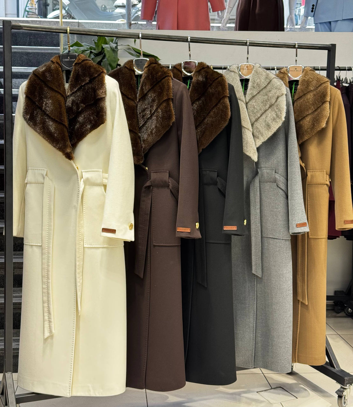 Manteau Long Col Fourrure - Vue rack coloris disponibles