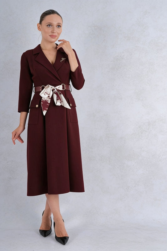 Robe midi blazer croisé col revers manches 3/4 ceinture cuir foulard soie broche - Bordeaux