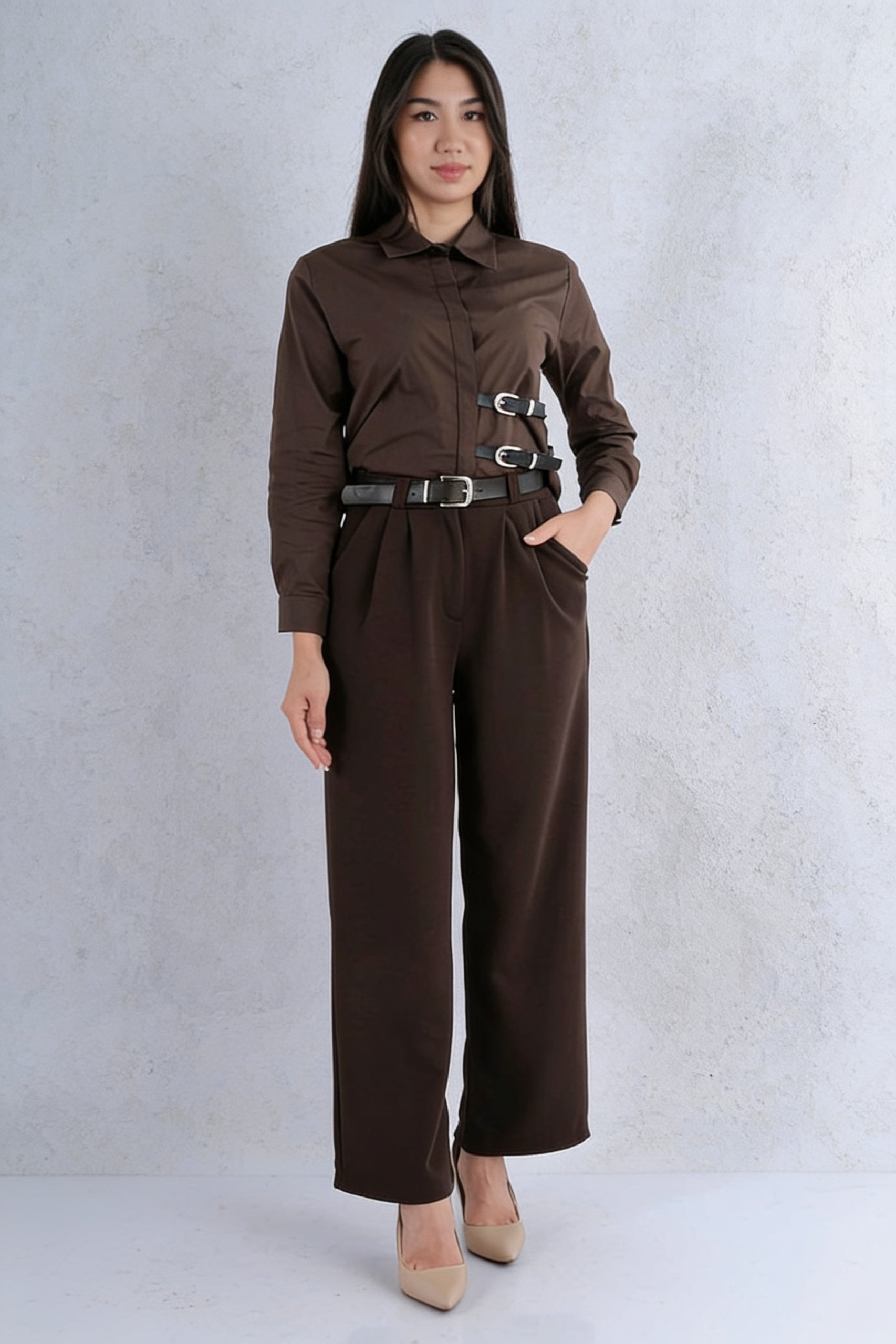 Ensemble 2 pièces chemise col classique pantalon large ceintures multiples boucles argentées - Chocolat vue face