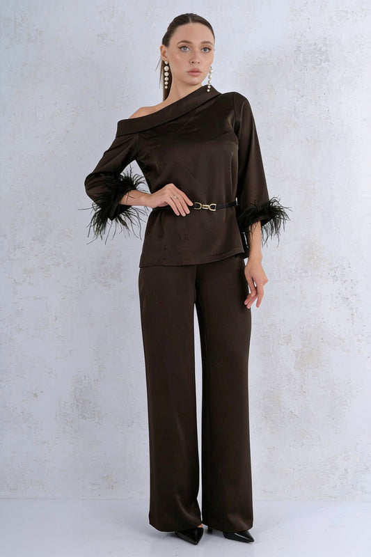 Ensemble 2 Pièces Top Satiné Une Épaule Manches Plumes Noires et Pantalon Large