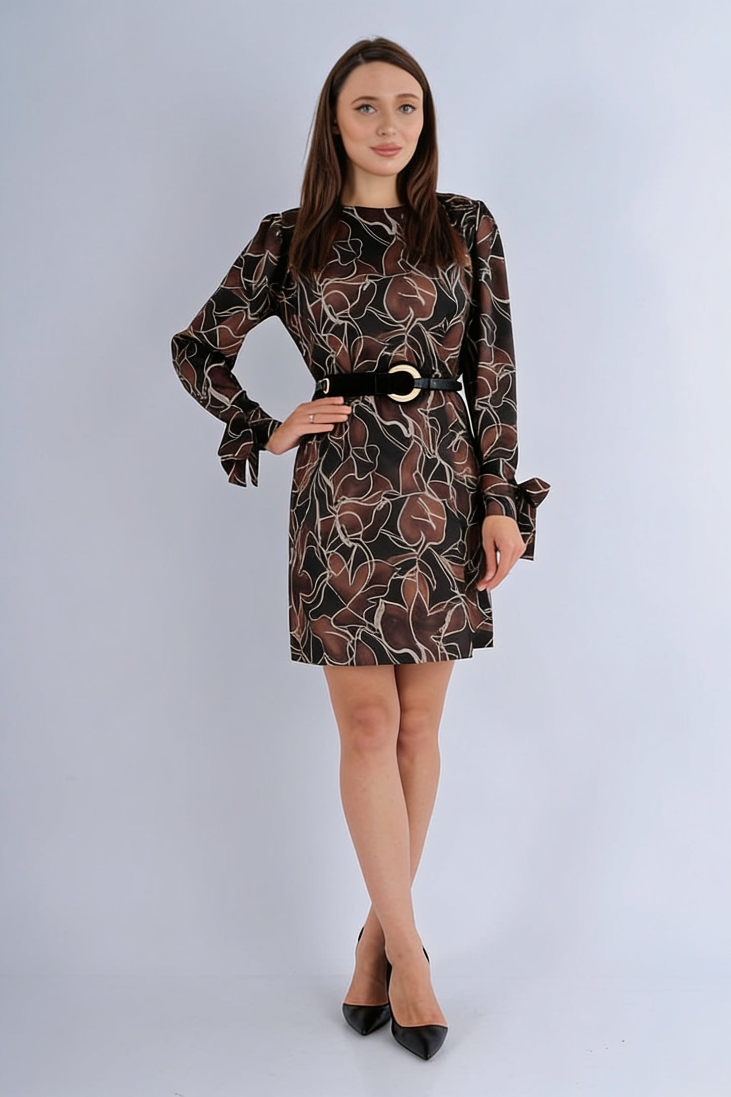Robe Courte Col Rond Manches Longues Volantées Imprimé Floral Fond Noir Ceinture